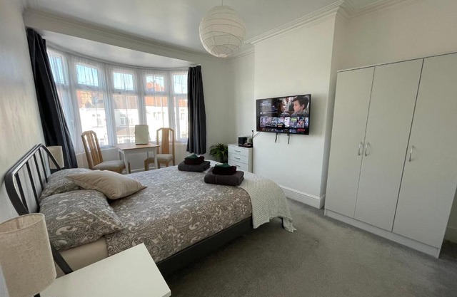 Double Bedroom with TV in Sudbury Hill Wembley - 10 mins from Wembley Stadium