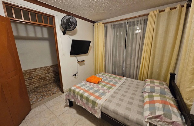 Double room with private bathroom - Direct access to the hallway