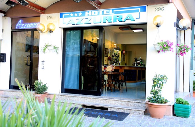 Double room with private bathroom, marina center near the sea