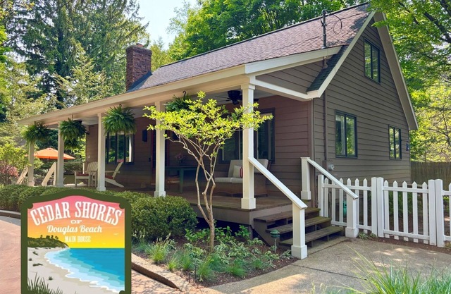 Douglas, MI Walk to Douglas Beach Hot Tub Screened Porch Pet Friendly