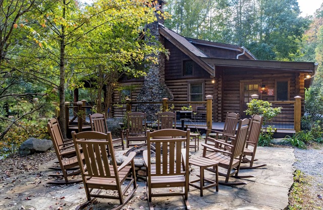 Down The Creek: Lovely Gatlinburg Cabin for Family Vacations and Large Groups.