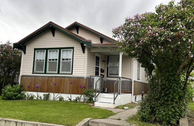 Downtown 2 bed/1 bath with deck and back yard