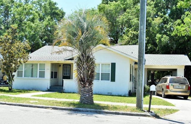 Downtown Bungalow - Easy walking distance to Restaurants and Shops.