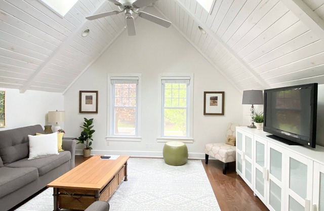 DOWNTOWN Elkhart Lake—Modern Cottage—Upper Condo
