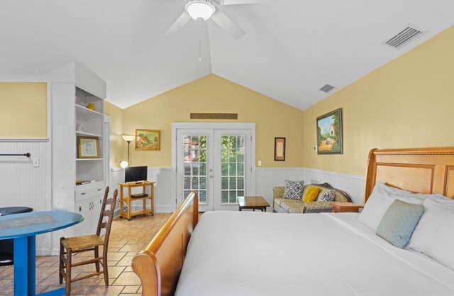 Downtown Guest Studio with Porch and Spa Tub