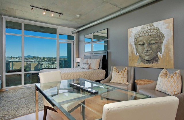 Downtown High Rise Condo Views Gym Roof Top Lounge & Free Parking