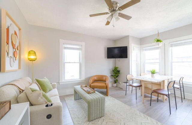 Downtown House Sleeps 10 with 3 King Beds and More