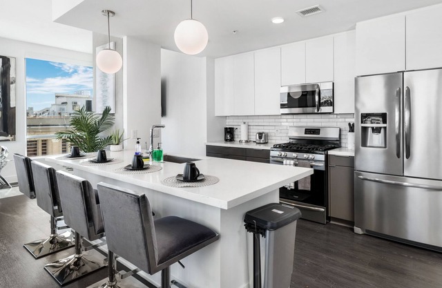 Downtown LA Jr. Penthouse Spacious Skyrise Unit- Pool/Jacuzzi access