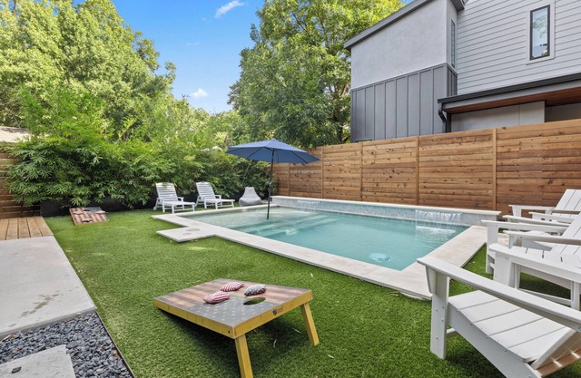 Downtown Luxury Oasis - Heated Pool - 7 Bedroom