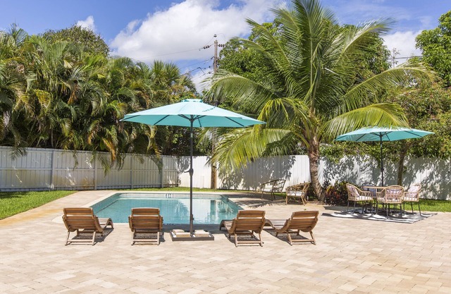 Downtown Pool Home| Mins to Beach | Cabana service