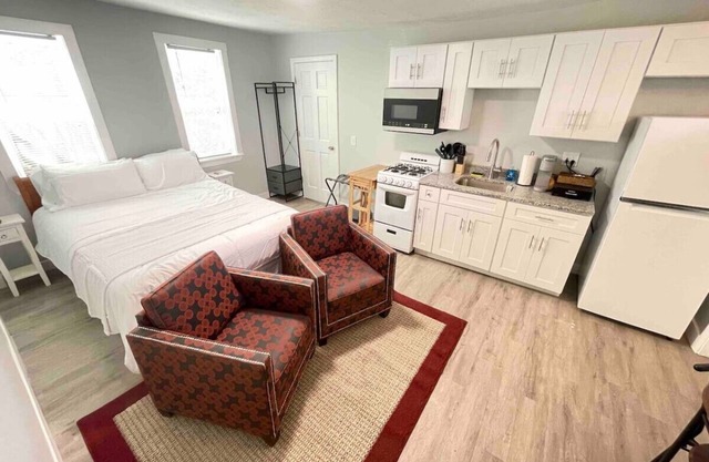 * * Downtown Portsmouth | Mins to Maine | Beaches*