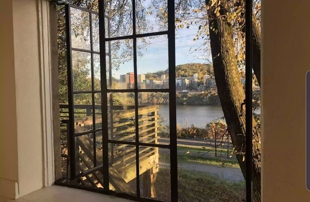 Downtown Riverviews Walk To Market Sq & UT Get 3 Night Beach Trip by Booking