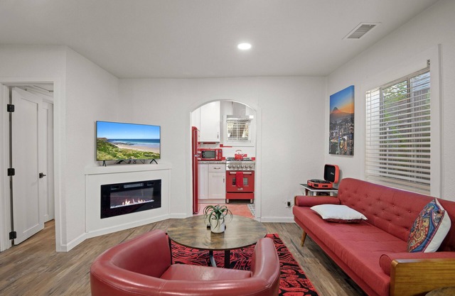 Downtown Ruby Red Bungalow w/AC, Fully Fenced Yard, W/D, 2 Smart TVs, Fast WiFi