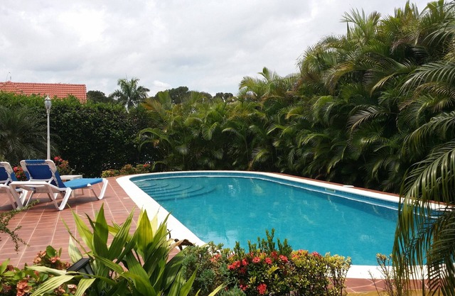 Downtown villa in gated residence, private pool, invite anybody anytime!