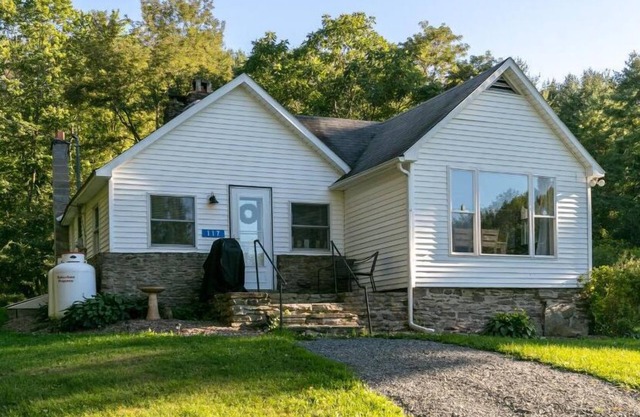 Dragonfly Cottage-Pet-friendly, relaxing Wellsboro retreat