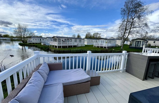 Drakes View, dog friendly and on the edge of Mallard Lake