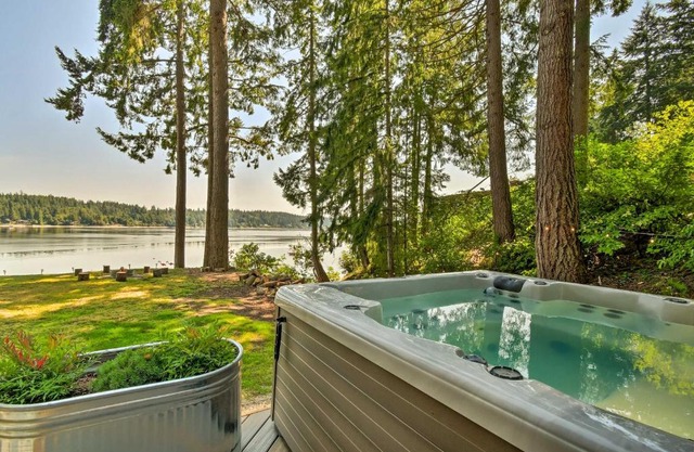 Dreamy Wooded Cabin with Private Beach and Kayaks!