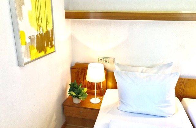 Dreibettzimmer mit Dusche und WC