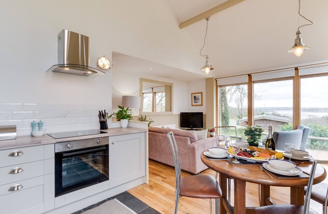 Driftwood Cottage - Two Bedroom House, Sleeps 4