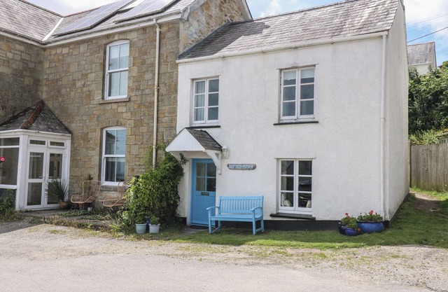DRIFTWOOD COTTAGE, pet friendly in Porthpean