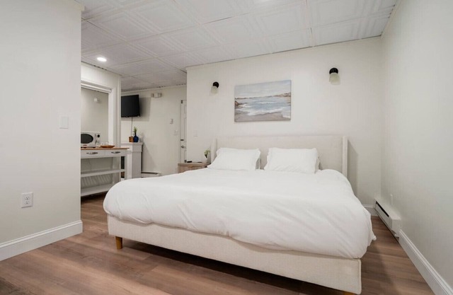 `Driftwood Den`-New Jacuzzi Suite in Sylvan!