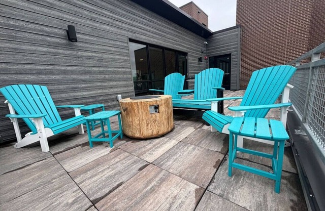 DT vintage/classy one bedroom! (206)