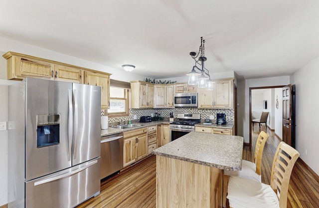 Dual unit home with fenced yard, grill, firepit & jetted tub - close to town