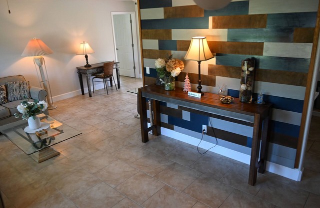 Dunsmuir House-Near Warm Mineral Springs, Beaches, Heron Golf & Water Park- WiFi