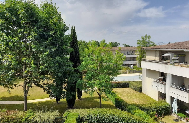 Duplex apartment with swimming pool and secure parking 20 minutes from Bordeaux.