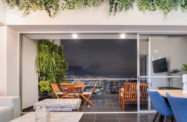 Duplex apt w/ gym, jacuzzi, terrace & views