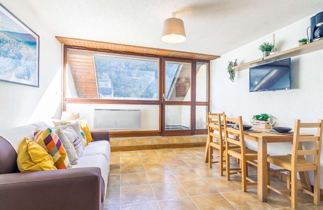 Duplex pour 4 pers. avec balcon, proche centre et téléphérique, parking & casier à skis - FR-1-296-128