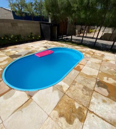 Duplex vista mar acomoda até 12 pessoas com piscina e estacionamento privativo