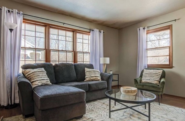 Duplex with Queen Beds Minutes from Drake