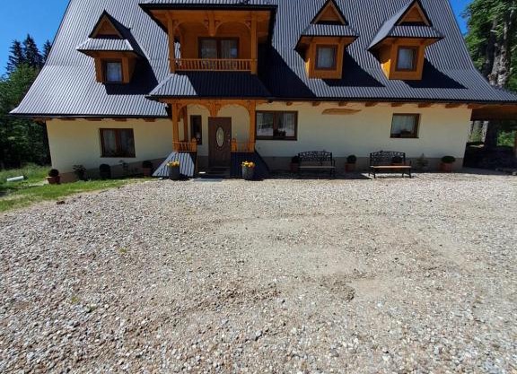 Dworek na skraju lasu