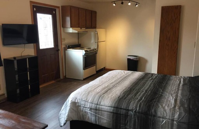 E Veteran St Short Term Rentals - Apt J