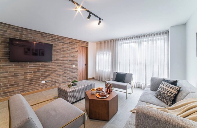 E201 - Spacious 2-bed/2-bath, A/C & Fast WiFi