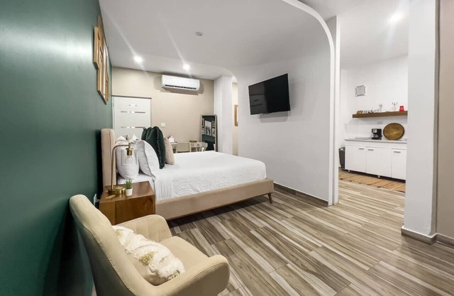 Each Guest House 3-1 | Cozy Apt W/King & Bunk Bed