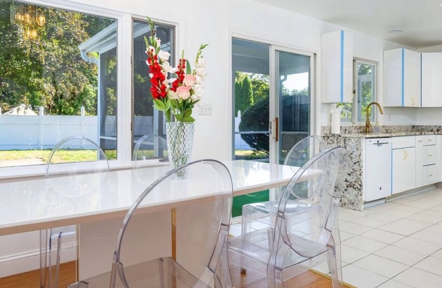 Each Rooms in a Charming bungalow with Swimming Pool, AC, WiFi in Cheshire