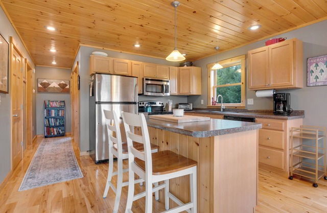 Eagle Ridge Chalet- Modern Chalet Close to Downtown Bethel