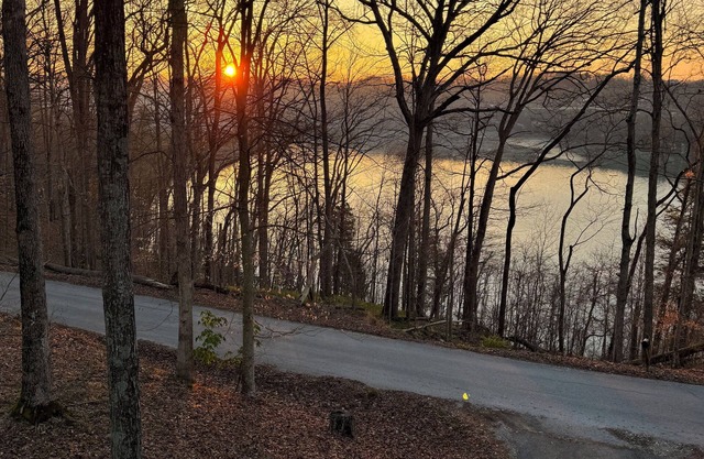 "Eagle's Cliff" at Lake Cumberland. Relaxing Beautiful Front Porch Lake View!