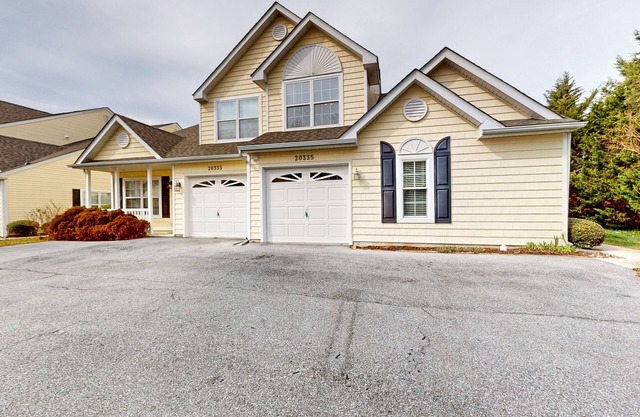 Eagles Landing home with gas fireplace, washer/dryer, pool & tennis court