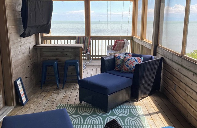Eagles Landing - Pelee Island Beachfront Cottage