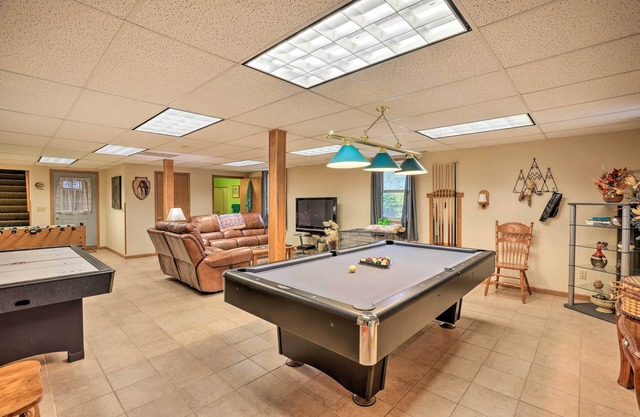 'Eagles View' w/Game Room - Walk to River!
