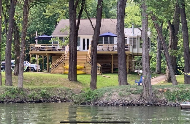 Earls Landing -Riverfront Cottage!