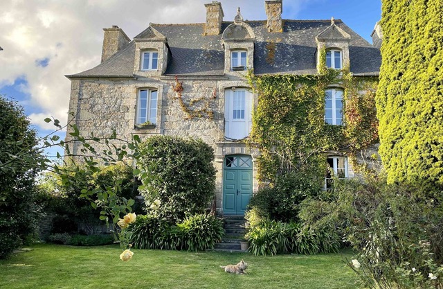Early 18th century presbytery 10 minutes from the beach and TGV train station