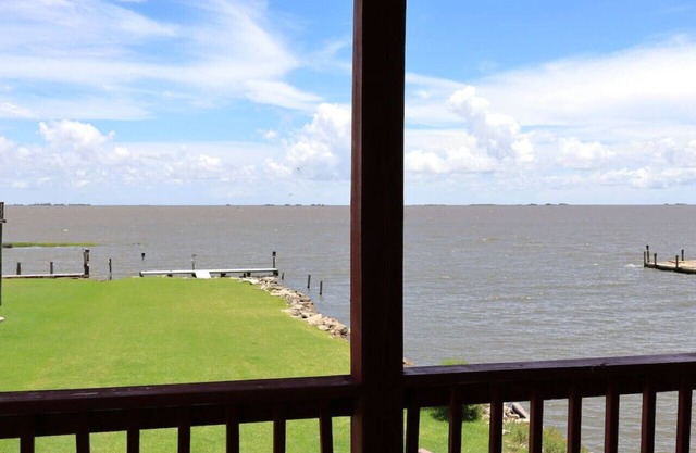 East Camptons-Lakehouse And Pool