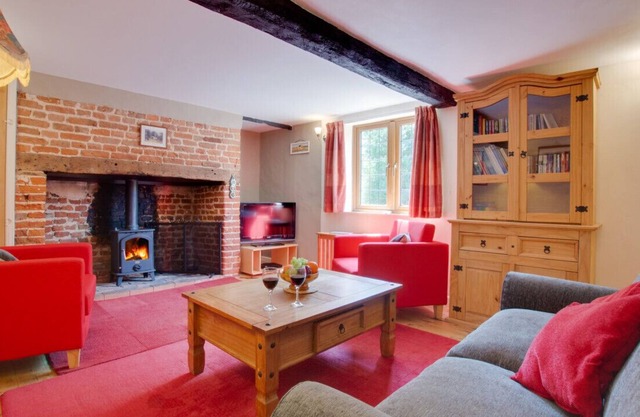 East Cottage - Two Bedroom House, Sleeps 4
