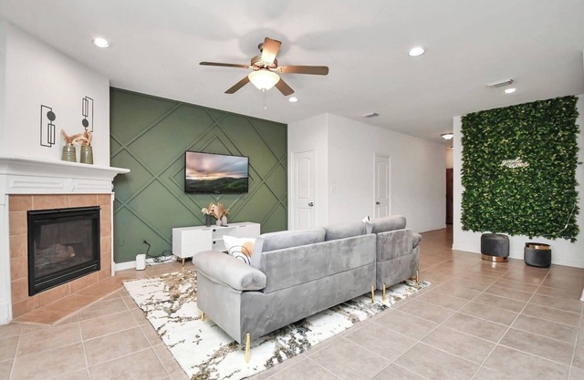 East Downtown House - 3 BR/2.5BA