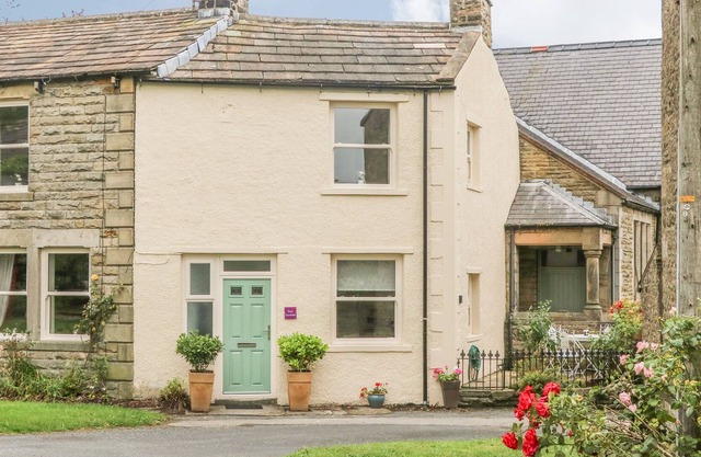 EAST STONELEA, pet friendly, with open fire in Leyburn
