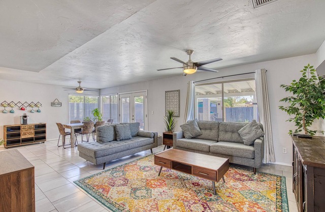 East Tucson - Large family home with pool and spa!